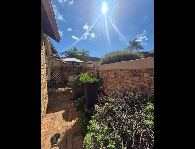 2 BEDROOM TOWNHOUSE FOR SALE IN WILGEHEUWEL
